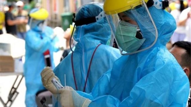 Mẹ cháu bé 8 tuổi mắc Covid-19 ở Quảng Nam cũng dương tính với virus SARS-CoV-2. Ảnh: TTXVN.