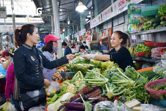 Đà Nẵng phát thẻ đi chợ cho mỗi hộ, 3 ngày được đi chợ 1 lần. Ảnh: TL.