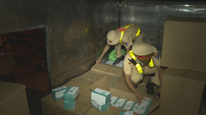 Lực lượng CSGT bắt giữ vụ vận chuyển khẩu trang y tế không rõ nguồn gốc. Ảnh: TL