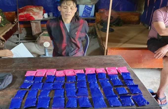 Đối tượng Ngân Văn Đức và tang vật vụ án. Ảnh: CA THANH HÓA