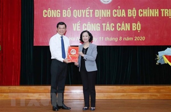 Trưởng Ban Dân vận Trung ương Trương Thị Mai trao quyết định của Bộ Chính trị phân công ông Nguyễn Hồng Lĩnh giữ chức Phó Trưởng Ban Dân vận Trung ương. Ảnh: TTXVN