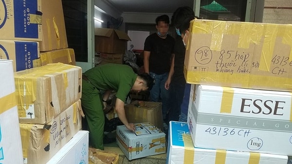 Công an kiểm tra, thu giữ hàng hóa là xì gà, thuốc lá nhập lậu