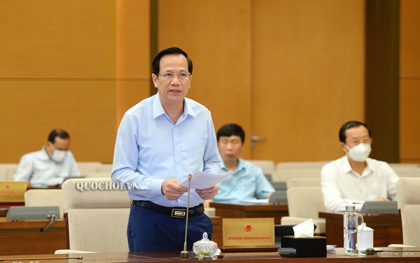 Bộ trưởng Bộ Lao động, Thương binh và Xã hội Đào Ngọc Dung trình bày Tờ trình. Ảnh: quochoi.vn