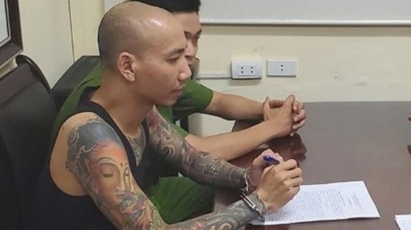 Giang hồ mạng Phú Lê tại cơ quan công an