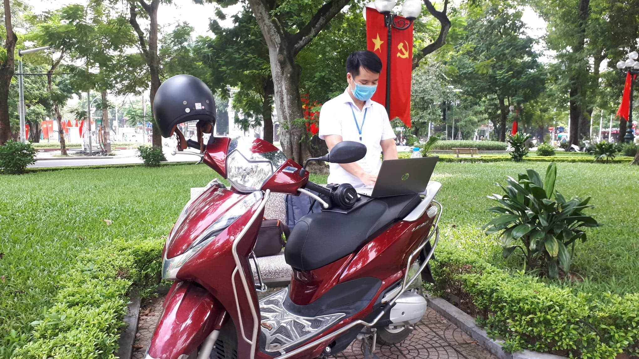 Phóng viên Đình Tuệ - Báo điện tử Pháp Luật & Xã hội lựa chọn nơi vắng vẻ để sản xuất tin bài. Ảnh NVCC