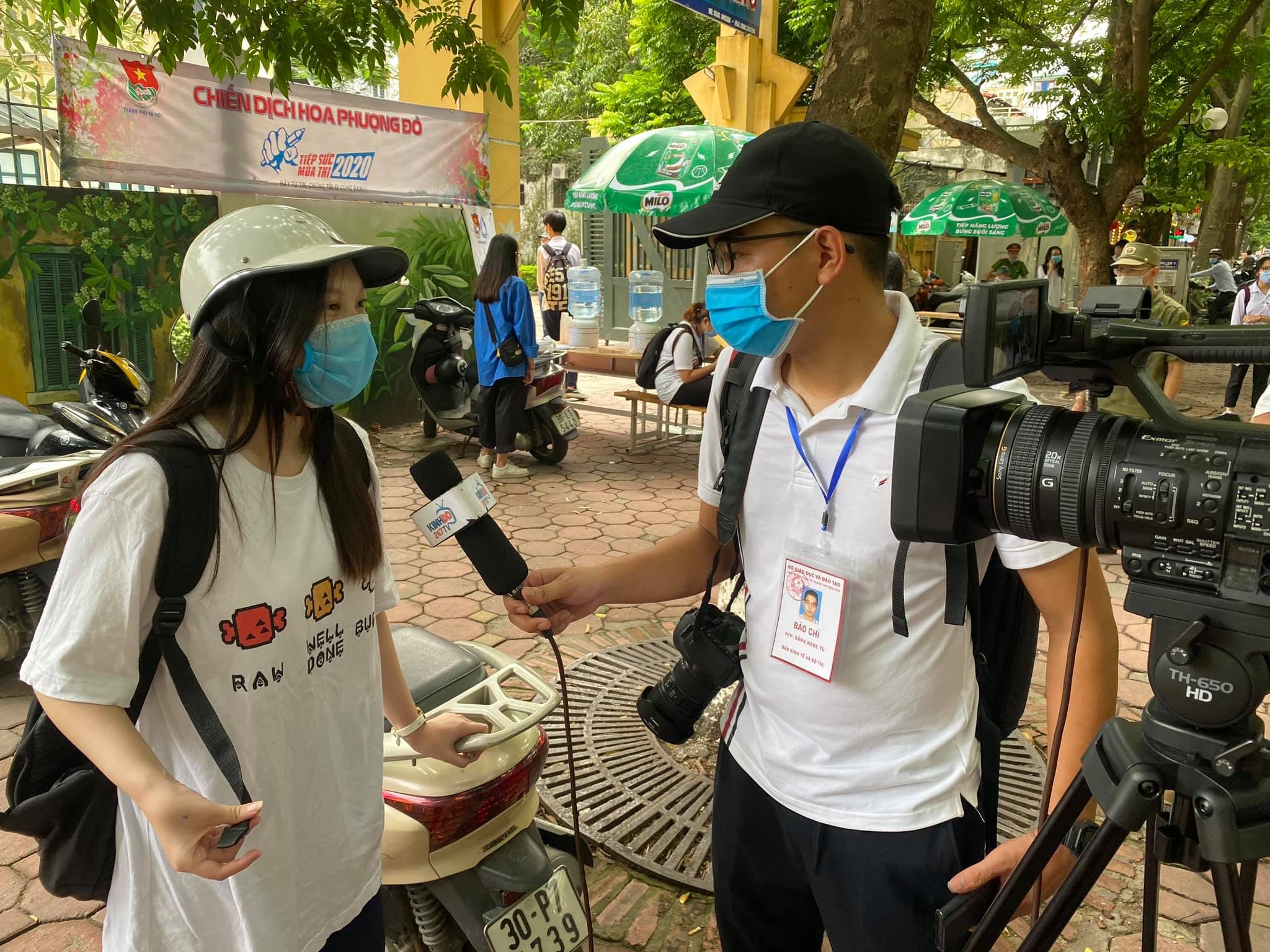 Phóng viên Ngọc Tú tác nghiệp mùa thi luôn đảm bảo yếu tố an toàn. Ảnh NVCC