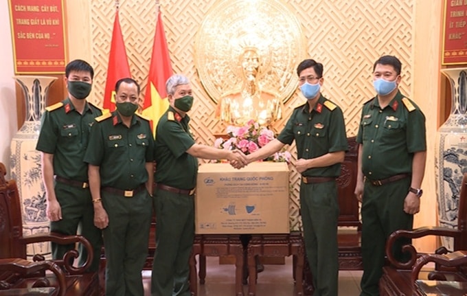 Đại tá Đỗ Phú Thọ tiếp nhận 2.400 khẩu trang kháng khuẩn từ Nhà máy Z176. Ảnh Phương Tri