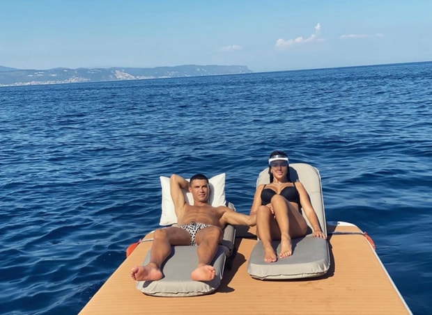 Hình ảnh Ronaldo cùng cô nàng Georgina Rodriguez đang phơi nắng. Ảnh: internet.