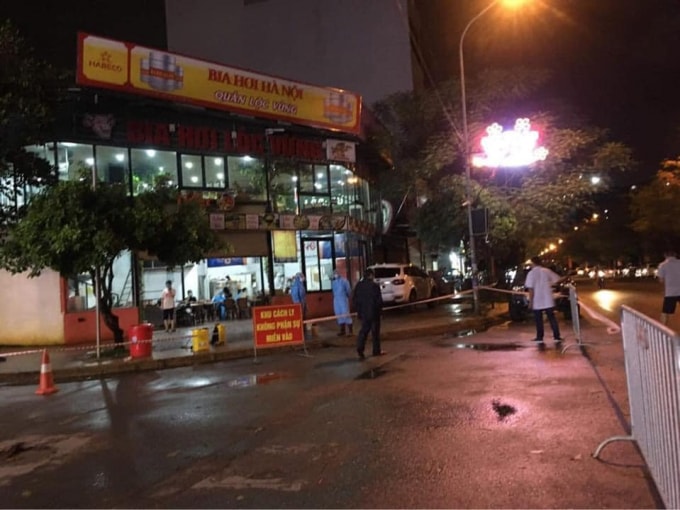 Lực lượng chức năng khoanh vùng tại bia hơi Lộc Vừng có địa chỉ tại TT3.13, xã Tứ Hiệp, huyện Thanh Trì. Ảnh: Thúy Nga
