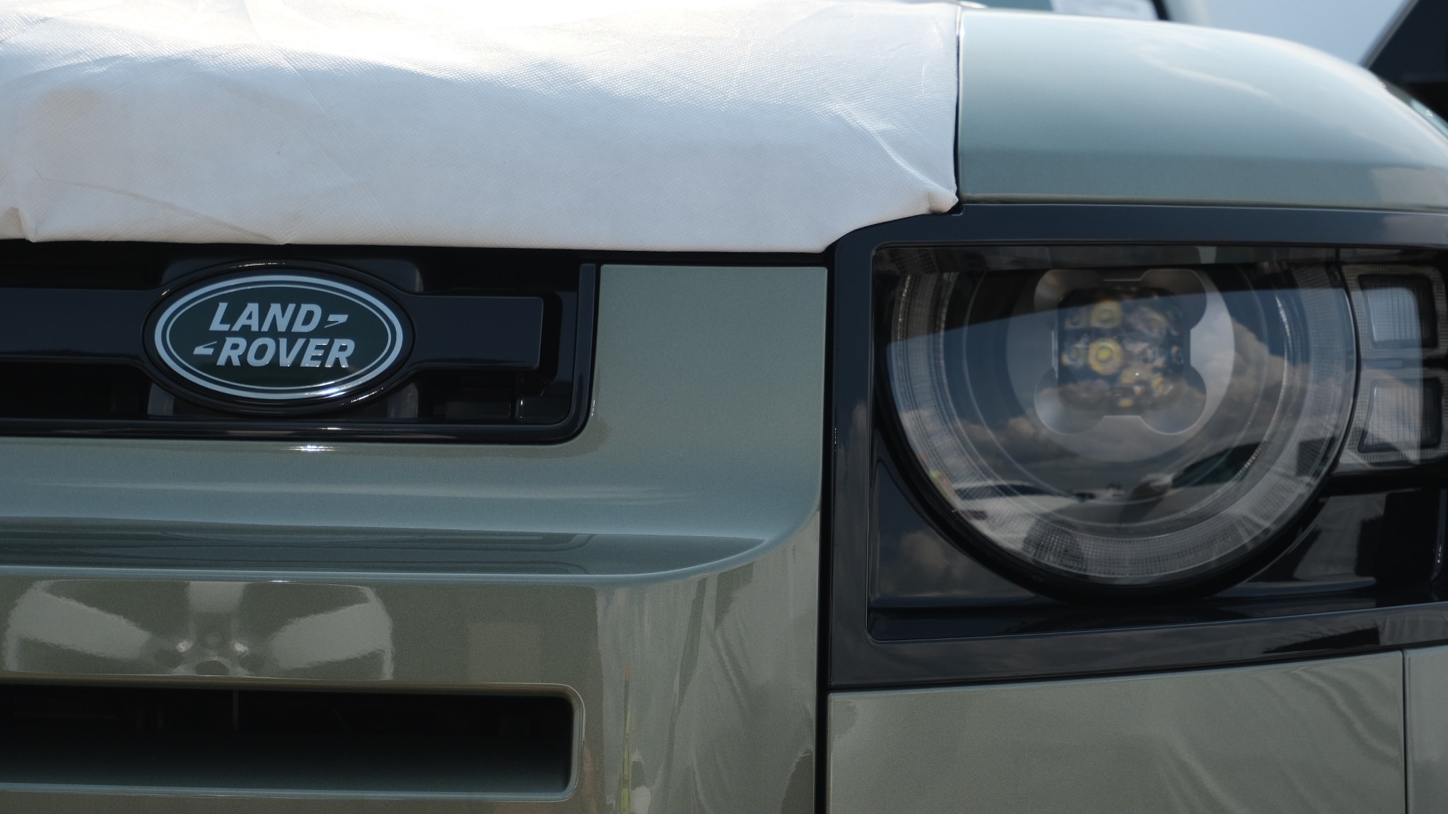 Dự kiến, Land Rover Defender sẽ có giá khởi điểm từ 3.715.000.000 đồng.