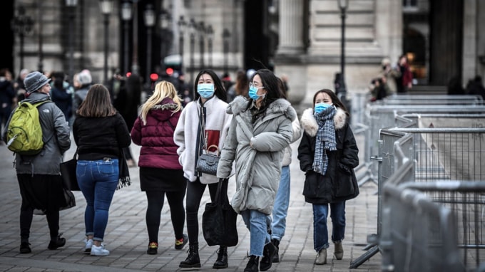 Người dân và du khách đeo khẩu trang phòng tránh lây nhiễm COVID-19 tại Paris, Pháp. Ảnh: TL