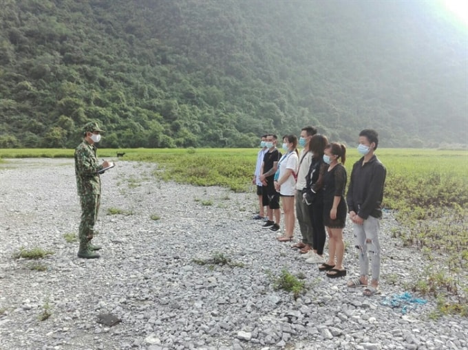 Các công dân Việt Nam nhập cảnh trái phép từ Trung Quốc vào Việt Nam bị bắt giữ. Ảnh: Lê Đồng.