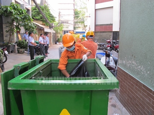 Thu gom chất thải rắn sinh hoạt tại nguồn ở phường Bến Nghé, Quận 1, TP.HCM