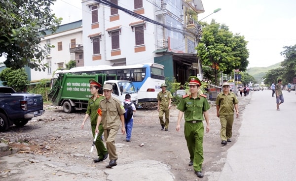 Lực lượng bảo vệ dân phố cùng Công an phường Mông Dương (TP Cẩm Phả, Quảng Ninh) tuần tra, kiểm soát đảm bảo ANTT tại địa phương. Ảnh: Báo Quảng Ninh