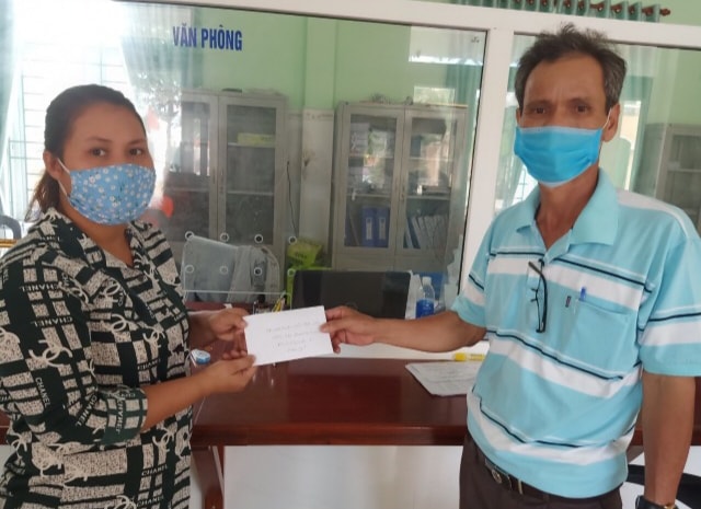 Cháu dâu bà Võ Thị Tẩu đại diện trao 2 triệu đồng cho đồng chí Lê Đình Hùng Chủ tịch Mặt trận.