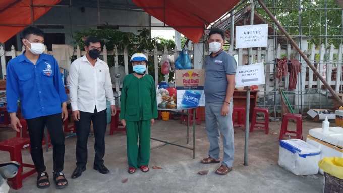 Mẹ Việt Nam Anh hùng Võ Thị Như đến thăm chốt chặn số 14 của Phường Điện Nam Trung.