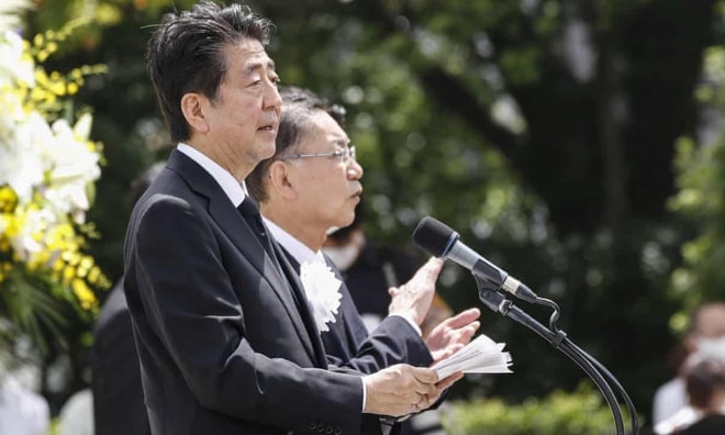 Thủ tướng Nhật Bản Shinzo Abe trong lễ tưởng niệm ở Nagasaki. Ảnh: Guardian.