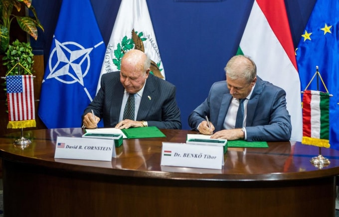 Bộ trưởng Quốc phòng Hungary, Tibor Benko và Đại sứ Mỹ tại nước này David Cornstein ký ý định thư về việc mua tên lửa từ tập đoàn quốc phòng Mỹ Raytheon. Ảnh: MTI