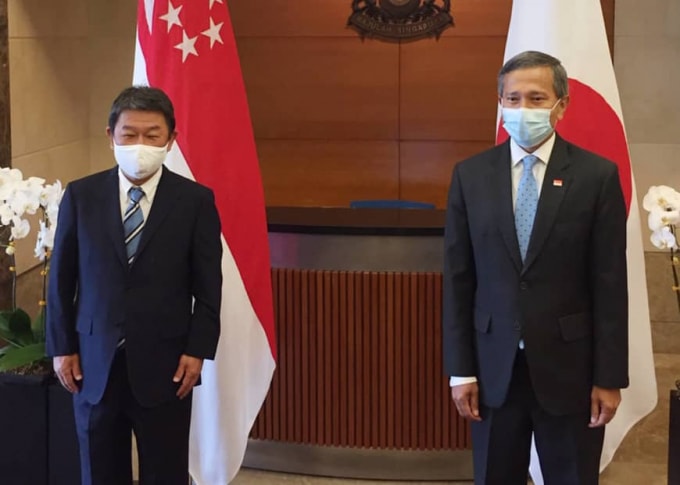 Bộ trưởng Ngoại giao Nhật Bản Toshimitsu Motegi (trái) và người đồng cấp Singapore, Vivian Balakrishnan, đã gặp nhau tại Singapore hôm thứ Năm. Ảnh: KYODO