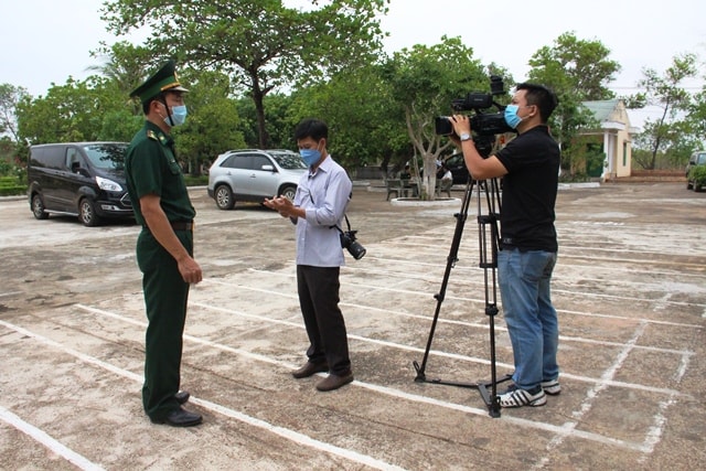 Phóng viên Đài PTTH Đắk Lắk tác nghiệp.