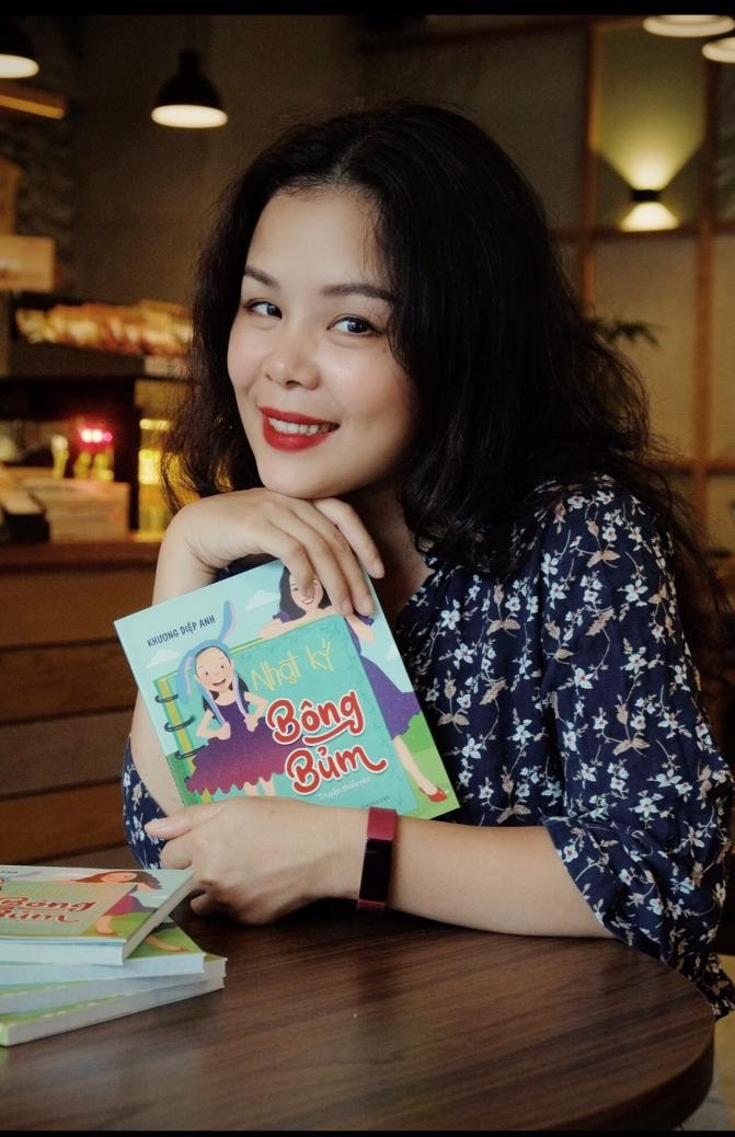 Nhà văn, nhà báo Khương Diệp Anh và cuốn sách “Nhật ký Bông Bủm”.