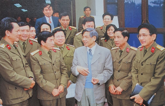 Tổng Bí thư Lê Khả Phiêu với anh em báo chí quân đội.