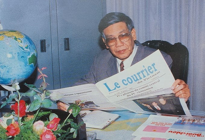 Tổng Bí thư Lê Khả Phiêu say mê đọc báo.