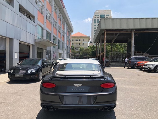 Bentley Continental GT V8 kém 84 mã lực ở công suất và 130 Nm mô men xoắn. Ảnh: internet.