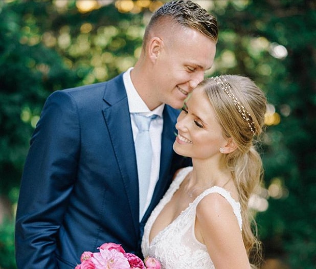 Bernd Leno và bạn gái đi chụp ảnh cưới. Ảnh: internet.