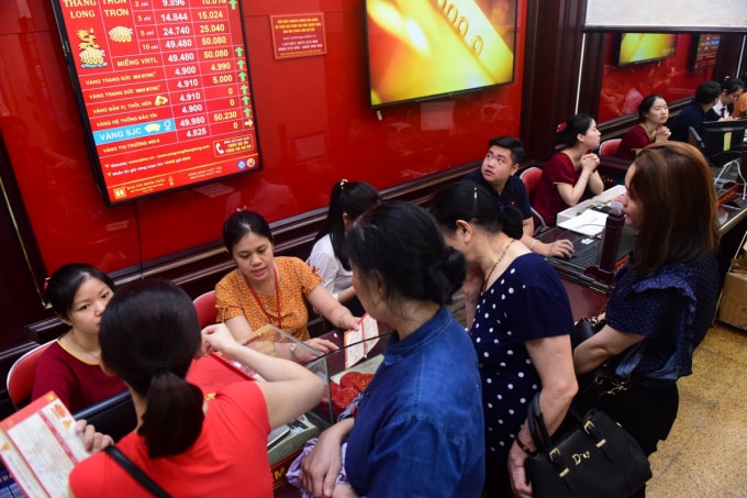 Có một nghịch lý, khi giá đang lên mức cao nhất, người dân ùn ùn kéo nhau đi mua vào bởi kỳ vọng giá còn lên nữa. Ảnh minh họa.
