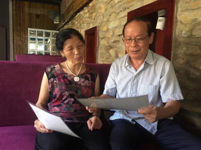 Chị Lê Thị Phúc Sinh cho tác giả xem bức ảnh nguyên TBT Lê Khả Phiêu chụp cùng các chiến sỹ của mình ở Hà Tĩnh ngày 5.5.1995