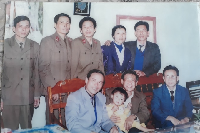 Thượng tướng Lê Khả Phiêu chụp ảnh chung với các đồng đội cũ tại Hà Tĩnh