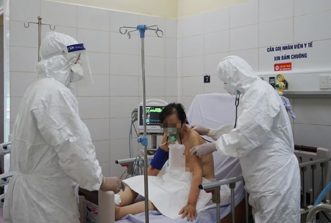 Các bác sĩ và nhân viên y tế đã cố gắng hết mức để giúp bệnh nhân trong dịch Covid -19 (ảnh TL).
