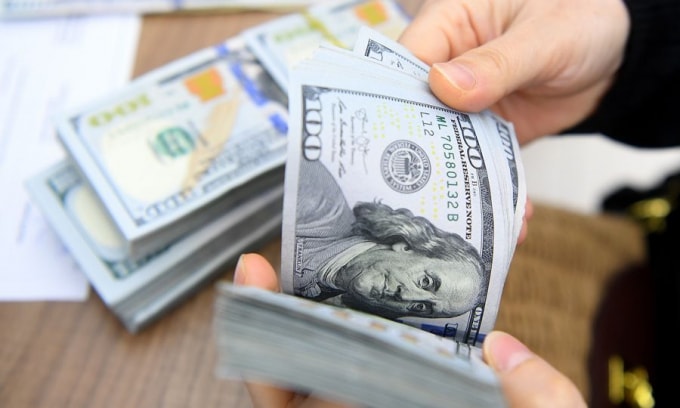 Đồng USD giảm trong bối cảnh Mỹ bế tắc trong việc thông qua gói hỗ trợ kinh tế. Ảnh: TL