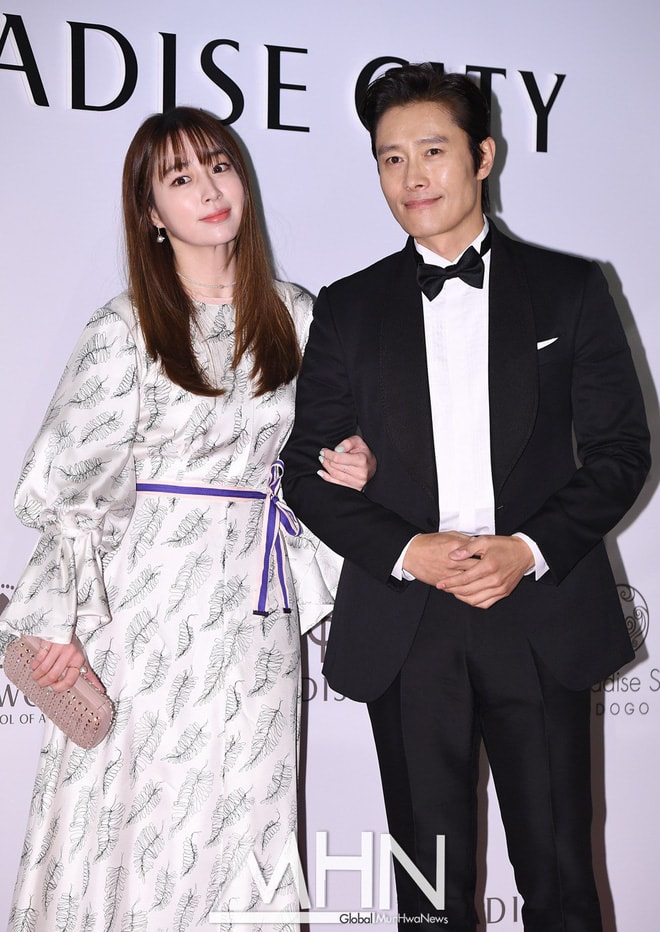 Giờ đây, Lee Byung Hun và bà xã đã có thể tay trong tay đi sự kiện.
