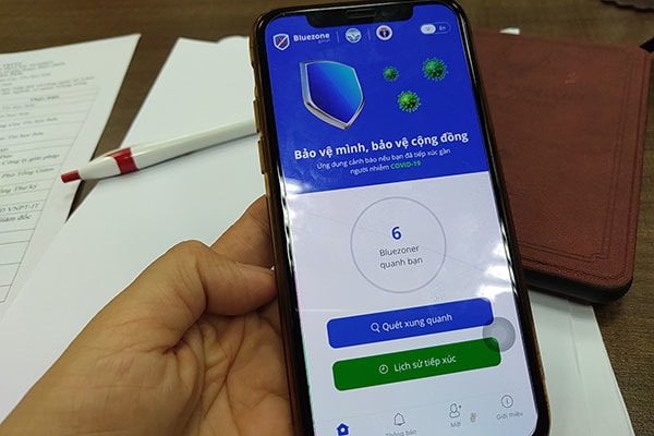 Mọi người nên cài đặt ứng dụng Bluzone giúp phát hiện sớm các trường hợp nghi nhiễm COVID-19, đảm bảo an toàn cho bản thân. Ảnh: internet.