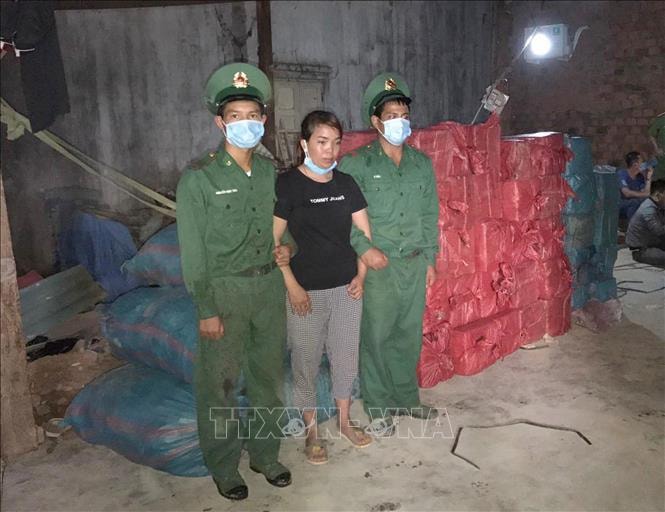 Đối tượng bị lực lượng chức năng bắt giữ. Ảnh: TTXVN.