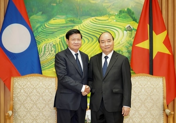 Thủ tướng Nguyễn Xuân Phúc tiếp Thủ tướng Lào Thongloun Sisoulith. Ảnh: VGP