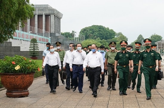 Thủ tướng kiểm tra việc tu bổ định kỳ Lăng Chủ tịch Hồ Chí Minh. Ảnh: VGP