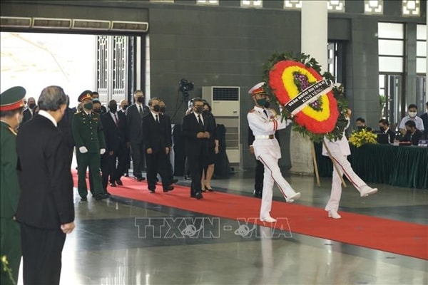 Đoàn các tổ chức quốc tế, ngoại giao tại Hà Nội viếng nguyên Tổng Bí thư Lê Khả Phiêu. Ảnh: TTXVN
