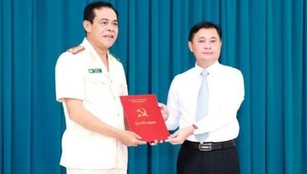 Bí thư Tỉnh ủy Nghệ An Thái Thanh Quý trao quyết định cho Đại tá Võ Trọng Hải