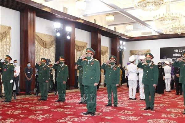 Đoàn đại biểu Quân khu 7 do Trung tướng Võ Minh Lương, Ủy viên Trung ương Đảng, Tư lệnh Quân khu 7 viếng nguyên Tổng Bí thư Lê Khả Phiêu