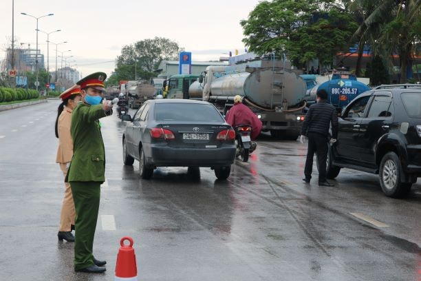 Lực lượng chức năng tiến hành kiểm soát các phương tiện ra vào thành phố Hải Dương.