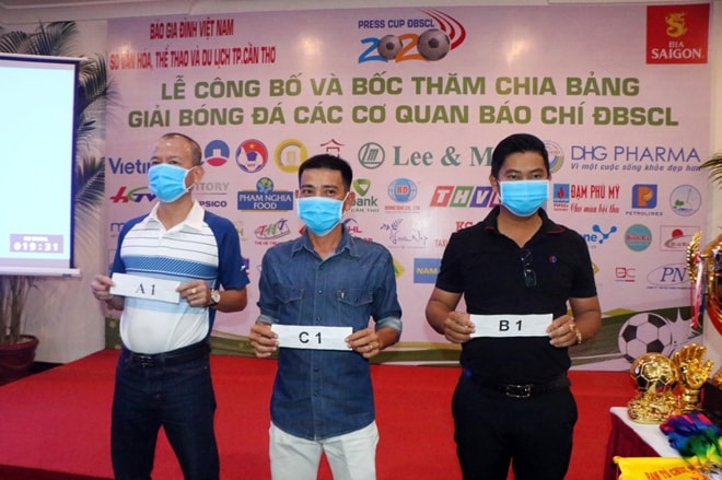 Đại diện các đội bóng bốc thăm, chia bảng.