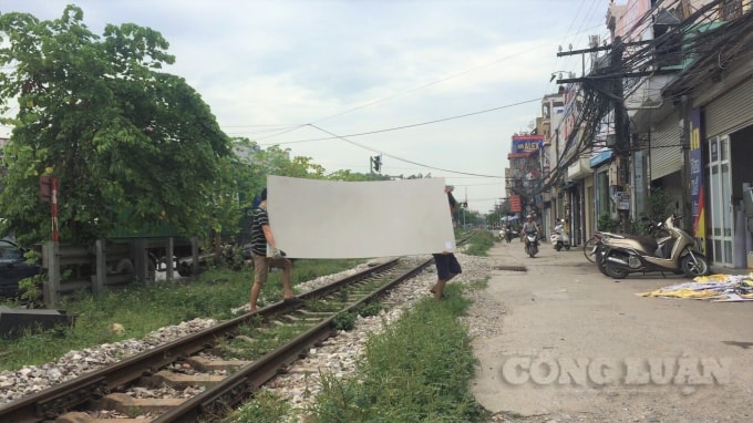 Người dân thản nhiên bê vác hàng hóa qua đường tàu bất chấp nguy hiểm