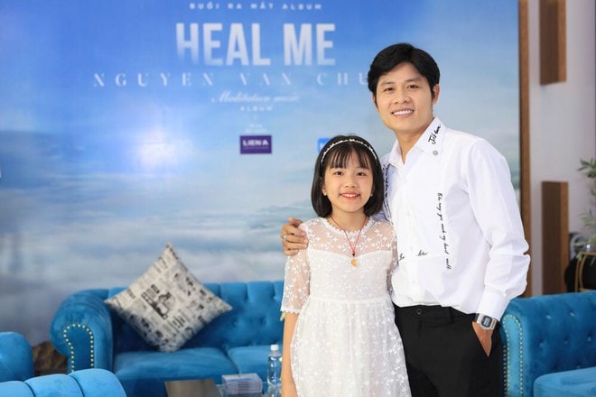 Nhạc sĩ Nguyễn Văn Chung và con gái trong buổi ra mắt album Heal Me. Ảnh: internet.