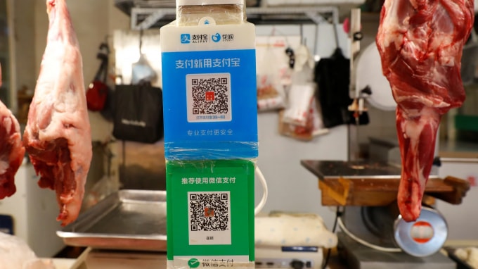 Mã QR cho người mua hàng sử dụng để thanh toán bằng các ứng dụng điện thoại di động Alipay và WeChat Pay có mặt khắp nơi ở Trung Quốc - Ảnh: Reuters