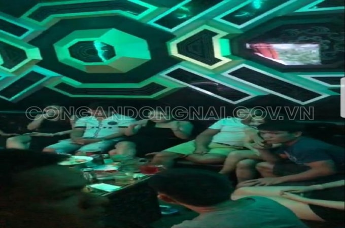 Cơ sở Karaoke Yến Nhi không thực hiện các biện pháp phòng, chống dịch Covid. Ảnh: CA Đồng Nai