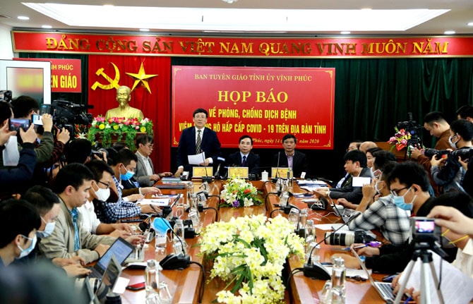 Phó Chủ tịch thường trực UBND tỉnh Lê Duy Thành thông tin về công tác phòng chống dịch bệnh viêm đường hô hấp cấp Covid-19 tại Vĩnh Phúc.