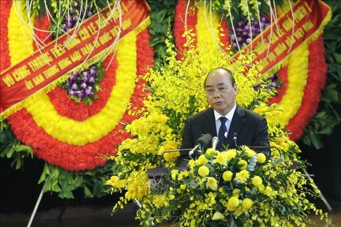 Thủ tướng Nguyễn Xuân Phúc đọc điếu văn tiễn biệt nguyên Tổng Bí thư Lê Khả Phiêu. Ảnh: TTXVN